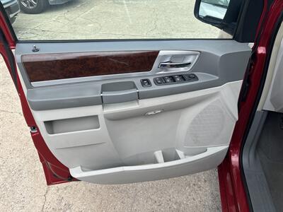 2010 Chrysler Town & Country Touring   - Photo 11 - Topeka, KS 66608