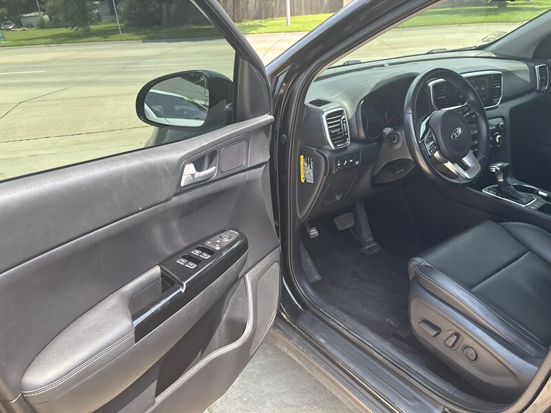 2020 Kia Sportage EX   - Photo 8 - Topeka, KS 66608