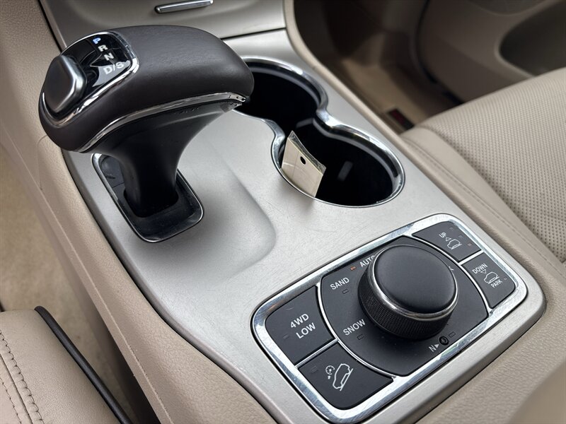 2015 Jeep Grand Cherokee Overland - Photo 16 - Topeka, KS 66608