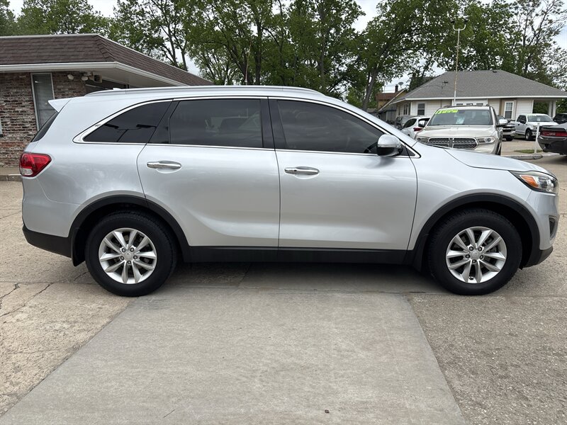 2017 Kia Sorento L - Photo 2 - Topeka, KS 66608