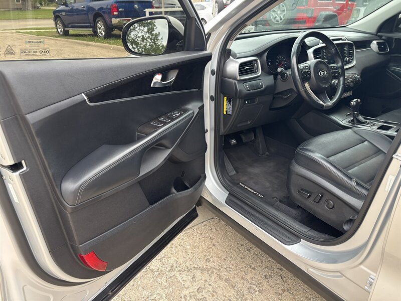 2017 Kia Sorento L - Photo 12 - Topeka, KS 66608