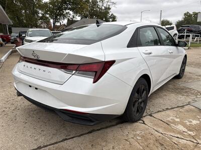 2022 Hyundai ELANTRA SEL   - Photo 3 - Topeka, KS 66608