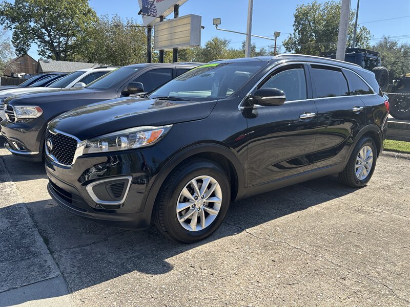 2017 Kia Sorento L   - Photo 2 - Topeka, KS 66608