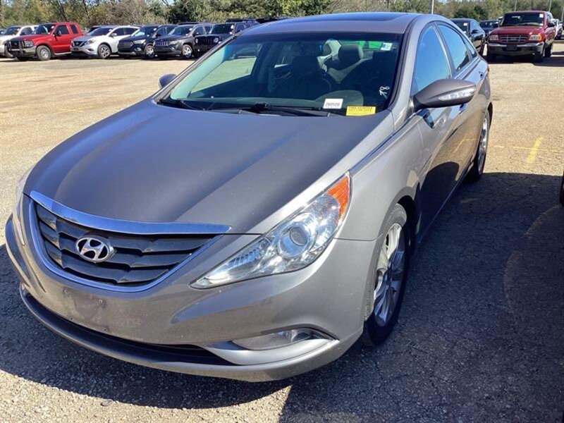 2011 Hyundai Sonata SE   - Photo 1 - Topeka, KS 66608