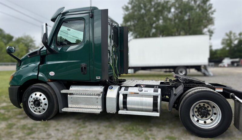 2022 Freightliner New Cascadia 116   - Photo 5 - Grand Rapids, OH 43522