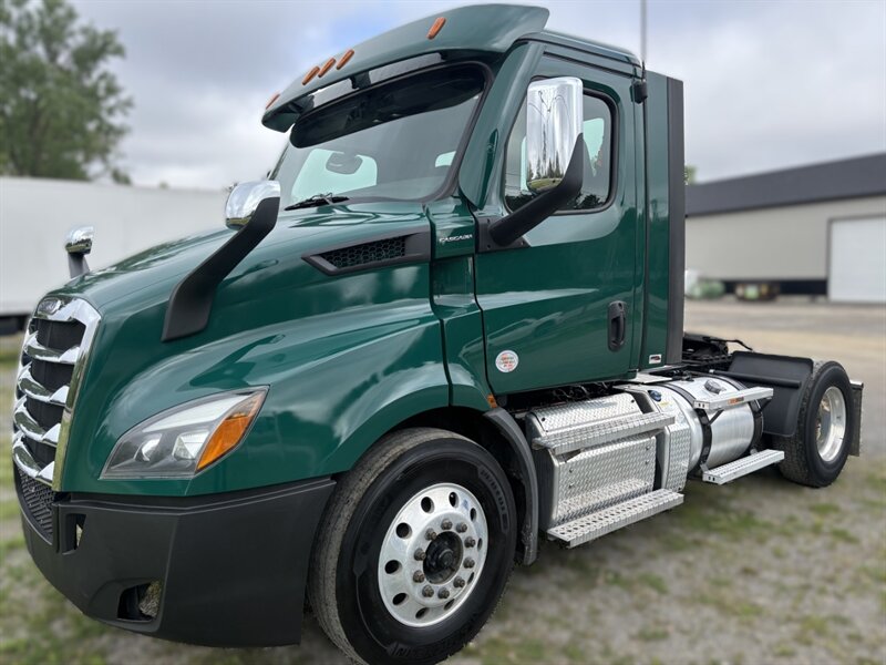 2022 Freightliner New Cascadia 116   - Photo 1 - Grand Rapids, OH 43522
