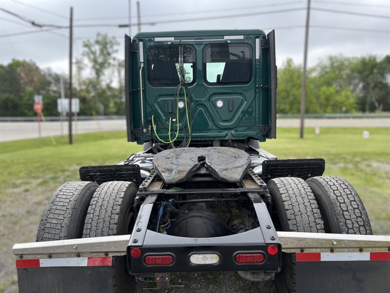 2022 Freightliner New Cascadia 116   - Photo 6 - Grand Rapids, OH 43522