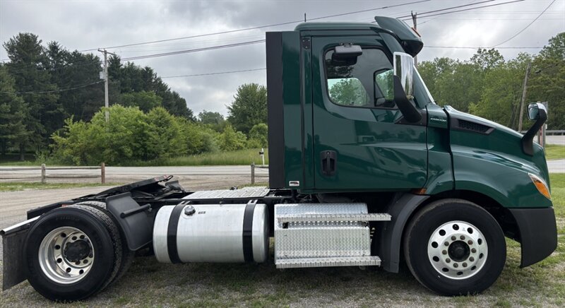 2022 Freightliner New Cascadia 116   - Photo 4 - Grand Rapids, OH 43522