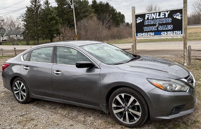 2016 Nissan Altima   - Photo 1 - Grand Rapids, OH 43522