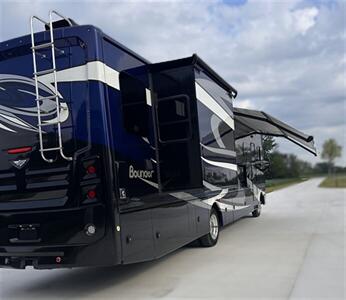 2018 Fleetwood Bounder - Photo 12 - Grand Rapids, OH 43522