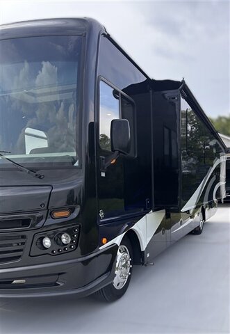 2018 Fleetwood Bounder - Photo 6 - Grand Rapids, OH 43522
