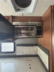 2018 Fleetwood Bounder - Photo 22 - Grand Rapids, OH 43522