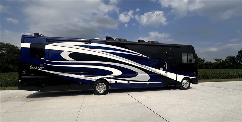 2018 Fleetwood Bounder - Photo 4 - Grand Rapids, OH 43522