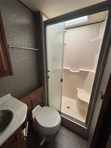 2018 Fleetwood Bounder 36'   - Photo 21 - Grand Rapids, OH 43522