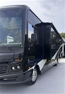 2018 Fleetwood Bounder 36'   - Photo 4 - Grand Rapids, OH 43522