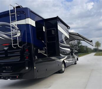 2018 Fleetwood Bounder 36'   - Photo 8 - Grand Rapids, OH 43522