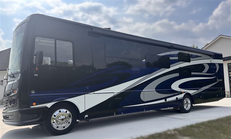 2018 Fleetwood Bounder 36'   - Photo 1 - Grand Rapids, OH 43522
