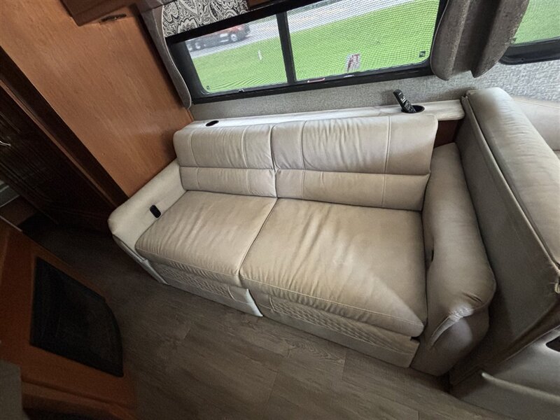 2018 Fleetwood Bounder - Photo 14 - Grand Rapids, OH 43522
