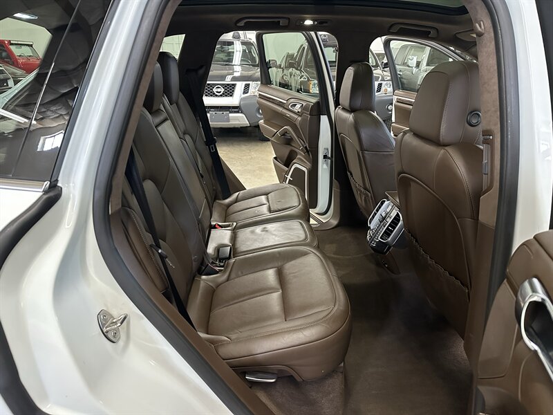 2015 Porsche Cayenne Turbo - Photo 12