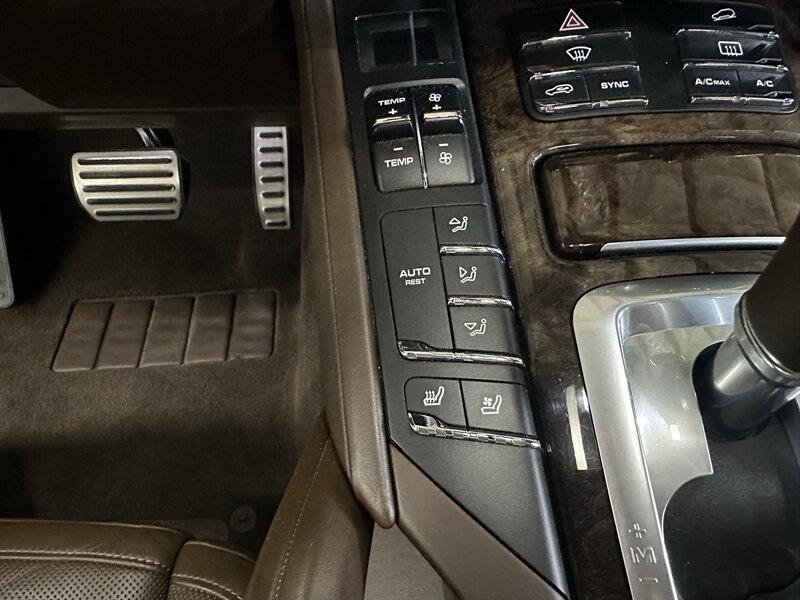 2015 Porsche Cayenne Turbo - Photo 32