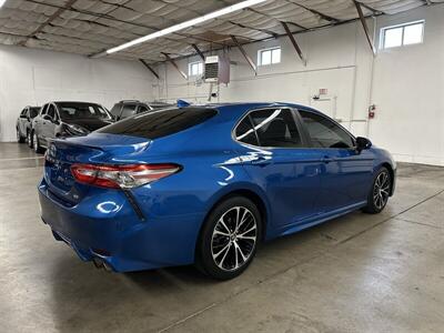 2019 Toyota Camry SE   - Photo 3 - Portland, OR 97220