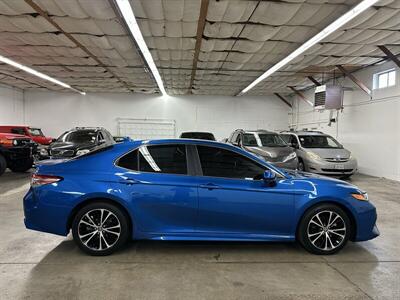 2019 Toyota Camry SE   - Photo 2 - Portland, OR 97220