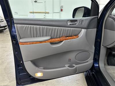 2006 Toyota Sienna XLE Limited 7 Passenger   - Photo 24 - Portland, OR 97220