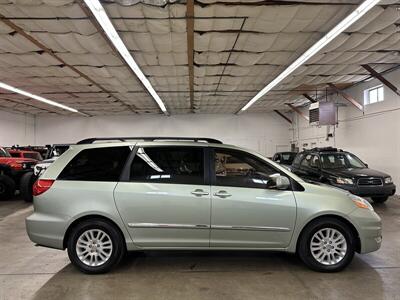 2010 Toyota Sienna XLE Limited   - Photo 2 - Portland, OR 97220