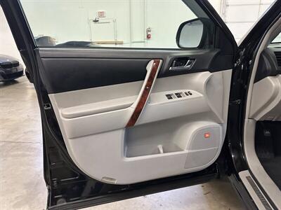 2012 Toyota Highlander Limited  AWD 1-Owner - Photo 25 - Portland, OR 97220
