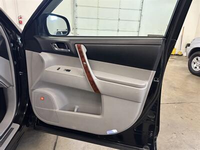 2012 Toyota Highlander Limited  AWD 1-Owner - Photo 28 - Portland, OR 97220
