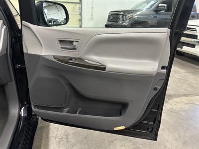 2019 Toyota Sienna XLE 8-Passenger AWD - Photo 27 - Portland, OR 97220