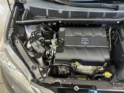 2013 Toyota Sienna XLE 7-Passenger   - Photo 2 - Portland, OR 97220