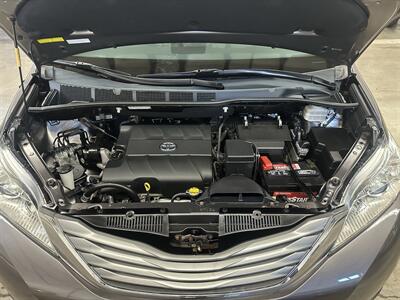 2013 Toyota Sienna XLE 7-Passenger - Photo 11 - Portland, OR 97220