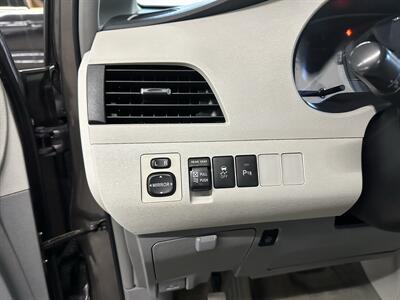 2013 Toyota Sienna XLE 7-Passenger - Photo 28 - Portland, OR 97220