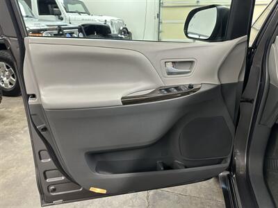 2017 Toyota Sienna XLE 7-Passenger - Photo 25 - Portland, OR 97220