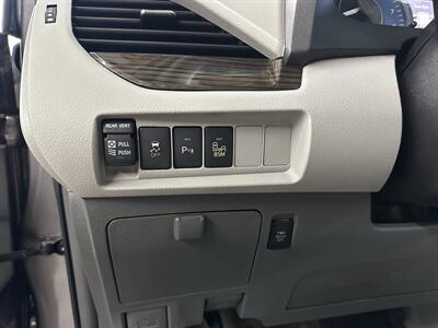 2017 Toyota Sienna XLE 7-Passenger - Photo 27 - Portland, OR 97220