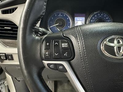 2015 Toyota Sienna XLE 7-Passenger - Photo 29 - Portland, OR 97220