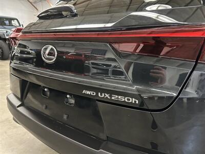 2024 Lexus UX 250h Premium   - Photo 43 - Portland, OR 97220