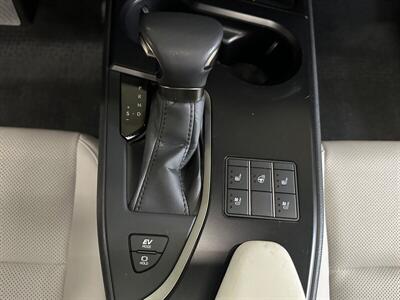 2024 Lexus UX 250h Premium   - Photo 18 - Portland, OR 97220
