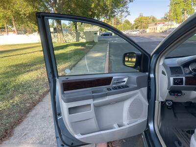 2009 Chrysler Town & Country Touring  HANDICAP WHEELCHAIR ACCESSIBLE VAN - Photo 16 - Sacramento, CA 95821