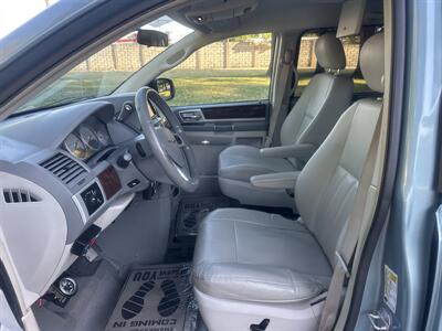 2009 Chrysler Town & Country Touring  HANDICAP WHEELCHAIR ACCESSIBLE VAN - Photo 17 - Sacramento, CA 95821