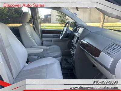 2009 Chrysler Town & Country Touring  HANDICAP WHEELCHAIR ACCESSIBLE VAN - Photo 18 - Sacramento, CA 95821