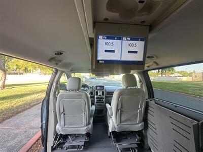 2009 Chrysler Town & Country Touring  HANDICAP WHEELCHAIR ACCESSIBLE VAN - Photo 20 - Sacramento, CA 95821