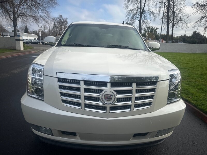 2009 Cadillac Escalade Base photo 2