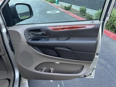 2015 Chrysler Town & Country Touring  HANDICAP WHEELCHAIR ACCESSIBLE VAN - Photo 17 - Sacramento, CA 95821