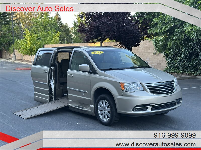 2015 Chrysler Town & Country Touring's photo