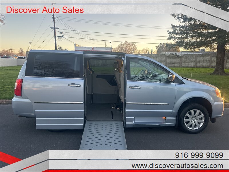 2012 Chrysler Town & Country Handicap Wheelchair accessible van   - Photo 1 - Sacramento, CA 95821