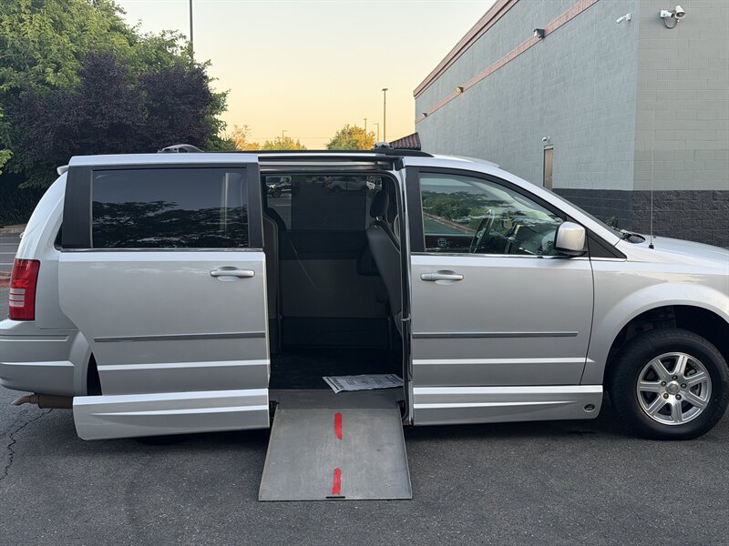 2009 Chrysler Town & Country Touring  HANDICAP WHEELCHAIR ACCESSIBLE VAN