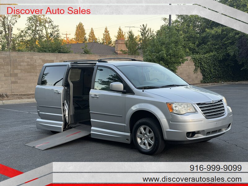 2009 Chrysler Town & Country Touring's photo