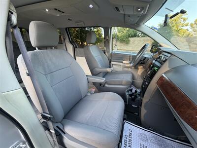 2008 Chrysler Town & Country Touring  HANDICAP WHEELCHAIR ACCESSIBLE VAN - Photo 17 - Sacramento, CA 95821